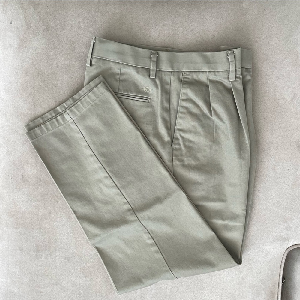 Dockers Men's Pleated Chinos in Khaki